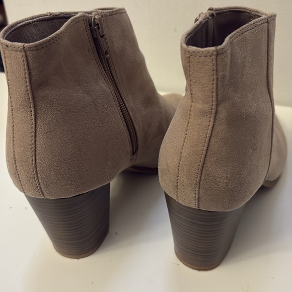 Old Navy Tan Ankle Booties with Block Heel Size 10 - Picture 6 of 8